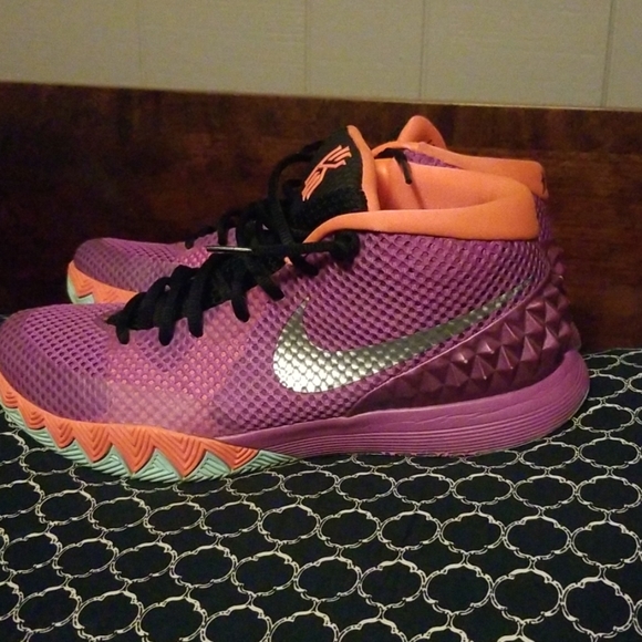 Kyrie 1 easter - Picture 1 of 4